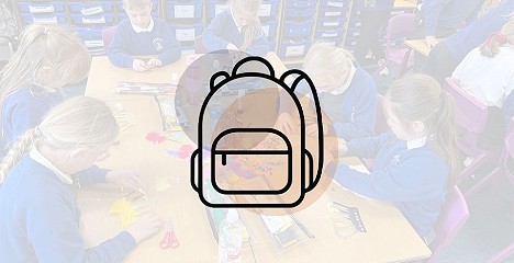 Disgyblion Ysgol Bryn Garth gyda eicon bag ysgol dros y llun