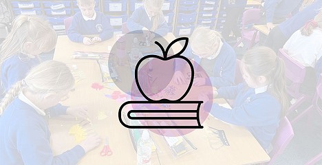 Disgyblion Ysgol Bryn Garth gyda eicon afal ar lyfrau dros y llun