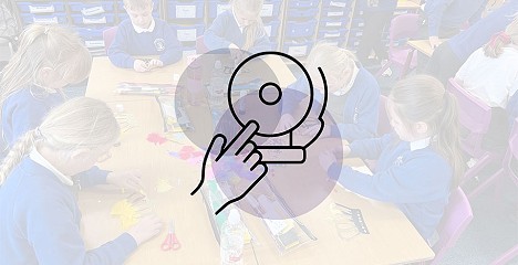 Disgyblion Ysgol Bryn Garth gyda eicon cloch ysgol dros y llun