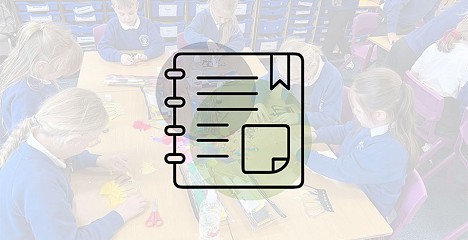 Disgyblion Ysgol Bryn Garth gyda eicon polisiau dros y llun